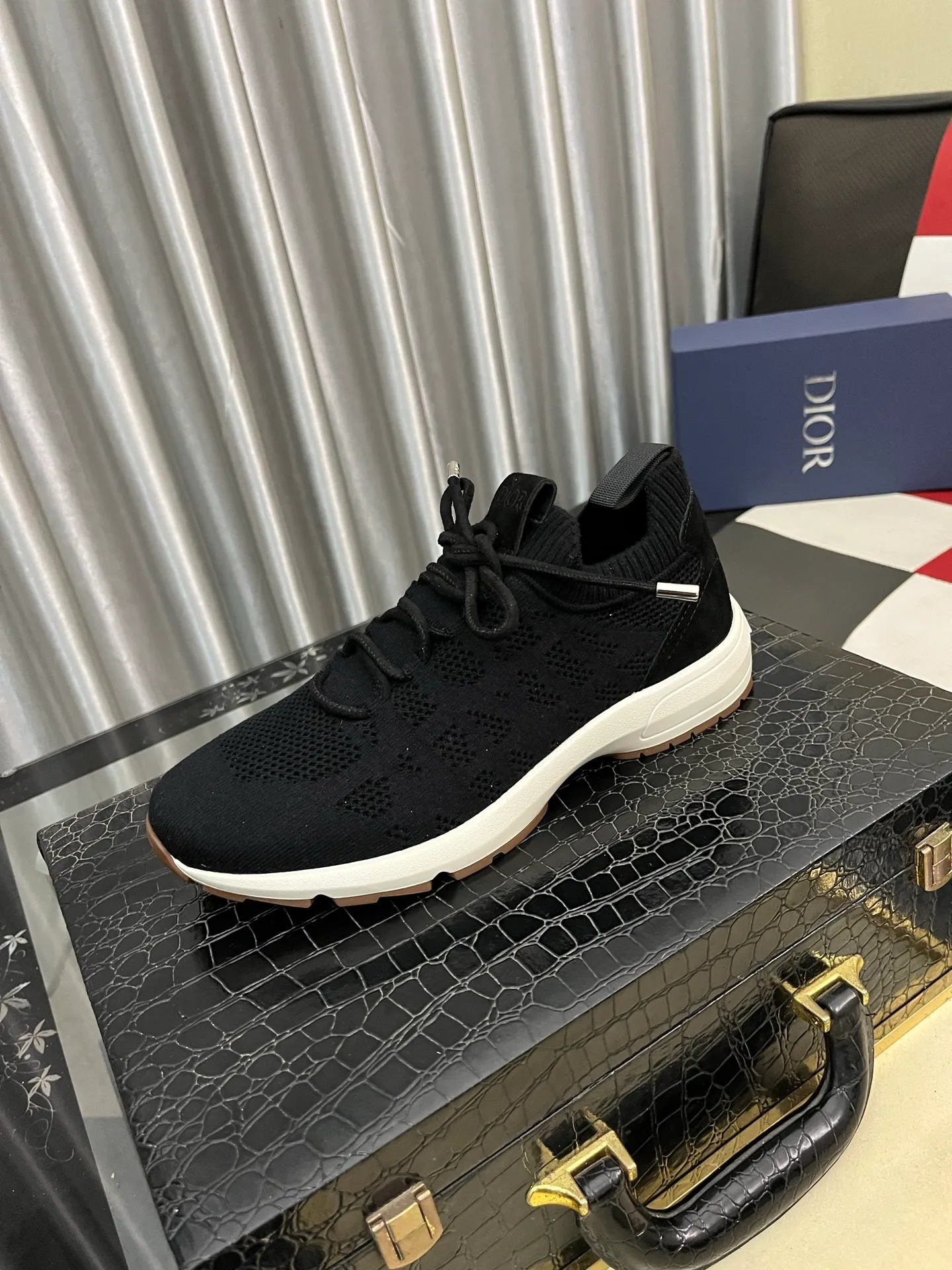 Men's shoes 💰: 400⌚️⌚️2025 new Dior fly-knit breathable casual men's shoes are on the market, original order, impeccable, the upper is made of imported fly-knit, and the original outsole is made one to one quarter. It is super comfortable on the feet. It is a must-buy pair of shoes. Available in sizes 38-446️⃣